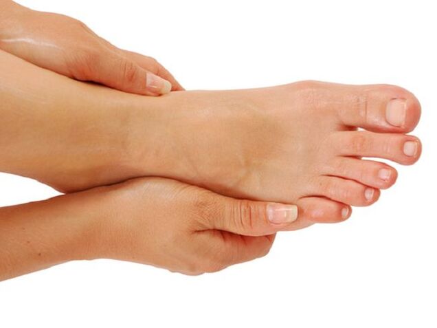 Using a vinegar-based ointment will help cure toenail fungus. 